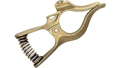 The image shows multiple metal welding bench grounding points connected to different cables and workpieces.